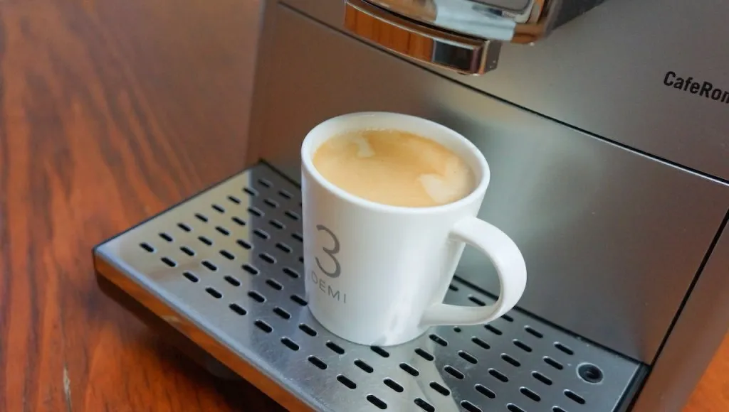 Ein perfekt aussehender Café Crème mit schöner Crema aus dem Nivona 855