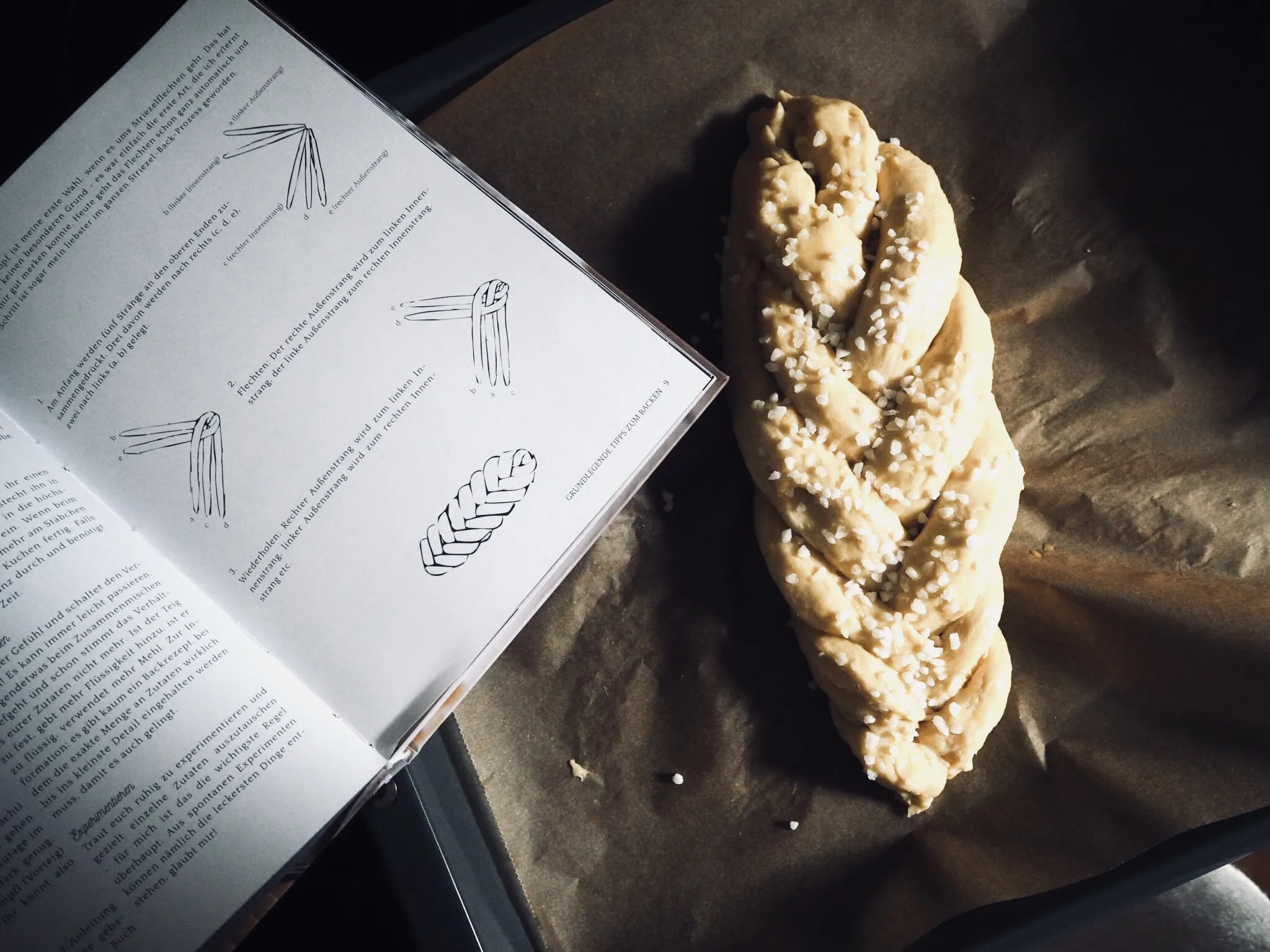 Ein perfekt gebackenes, geflochtenes Gebäck, das die Einfachheit und den Erfolg von Angies Backbuch demonstriert