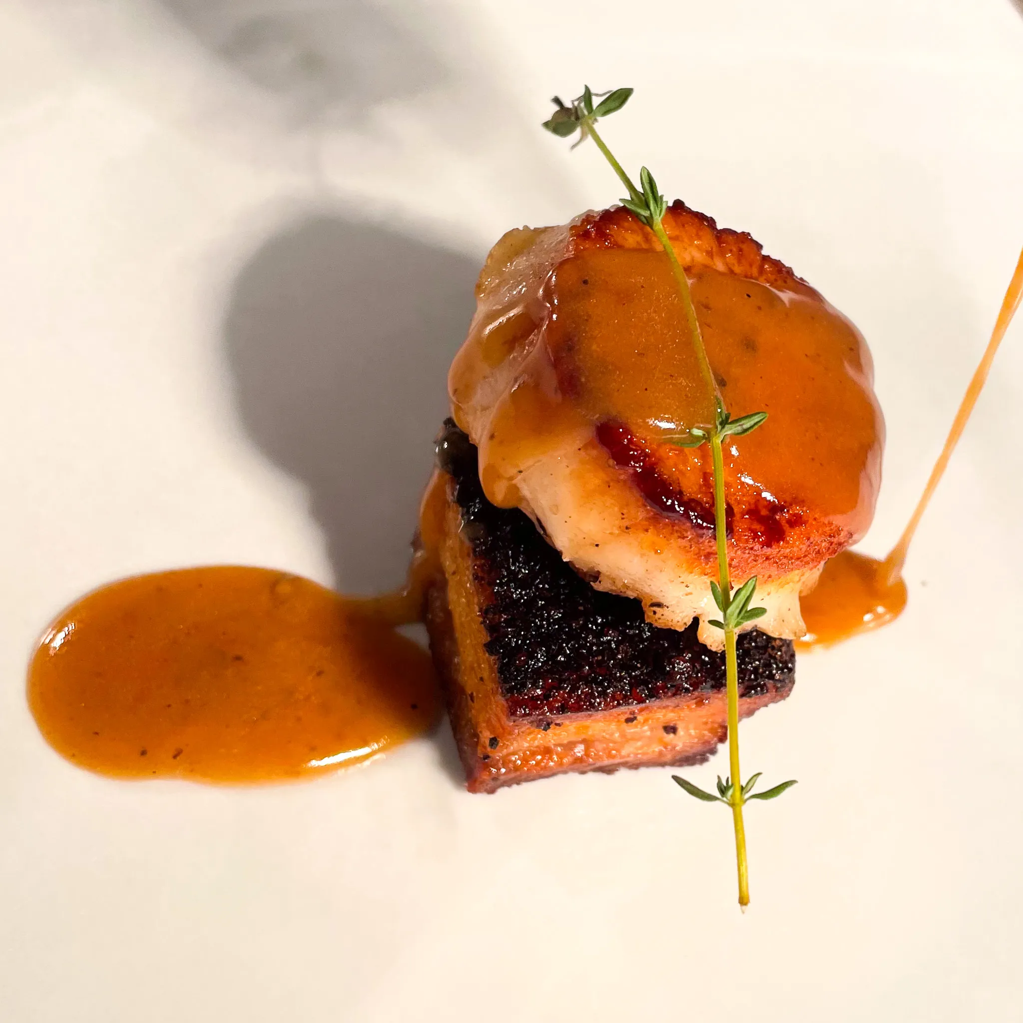 Ein perfekt gegartes Fleischgericht, ein weiteres Highlight der vielseitigen Küche des Cochon Restaurants, das Fleischliebhaber anspricht.