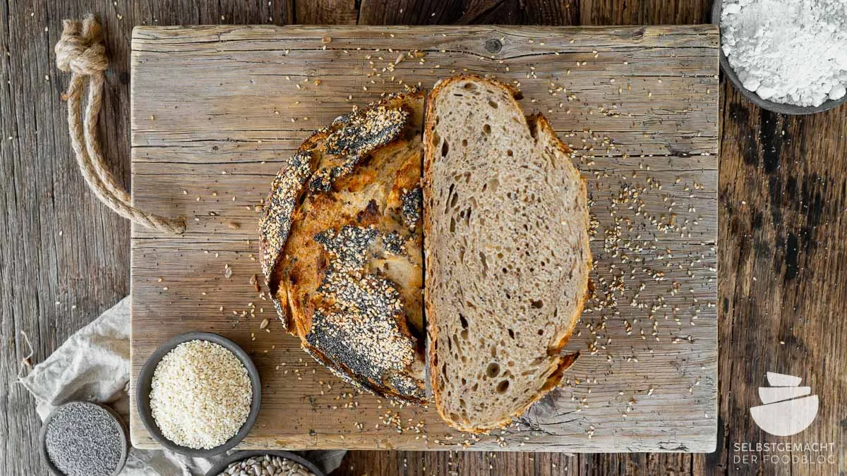 Ein perfekter Laib Weltmeisterbrot frisch aus dem Ofen