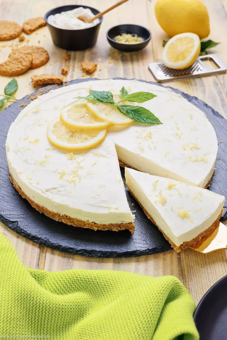 Ein Philadelphia Kuchen wird mit einem Tortenheber aus der Form gehoben, bereit zum Servieren.