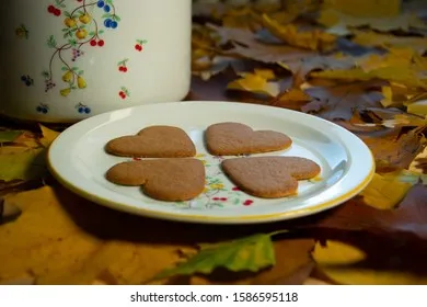 Ein Programmierer, der an Code auf einem Computer arbeitet, mit KI-Symbolen im Hintergrund