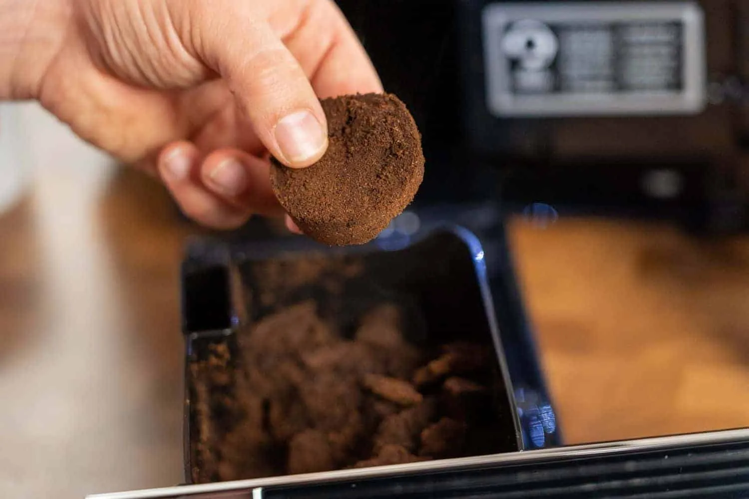 Ein Puck aus dem Jura Z8 Kaffeevollautomaten.