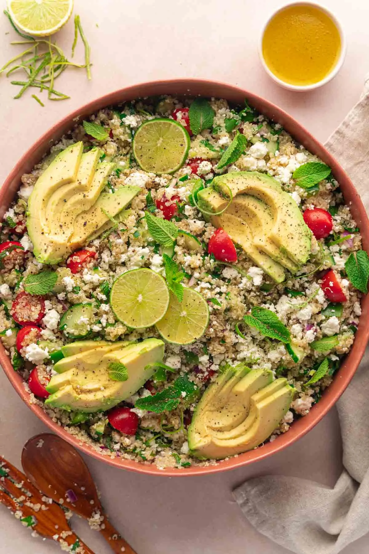 Ein Quinoa-Salat mit Limetten-Vinaigrette.