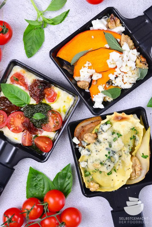 Ein Raclette Pfännchen gefüllt mit Feigen, Ziegenkäse und karamellisierten Zwiebeln, eine süß-herzhafte ausgefallene Raclette Variation.