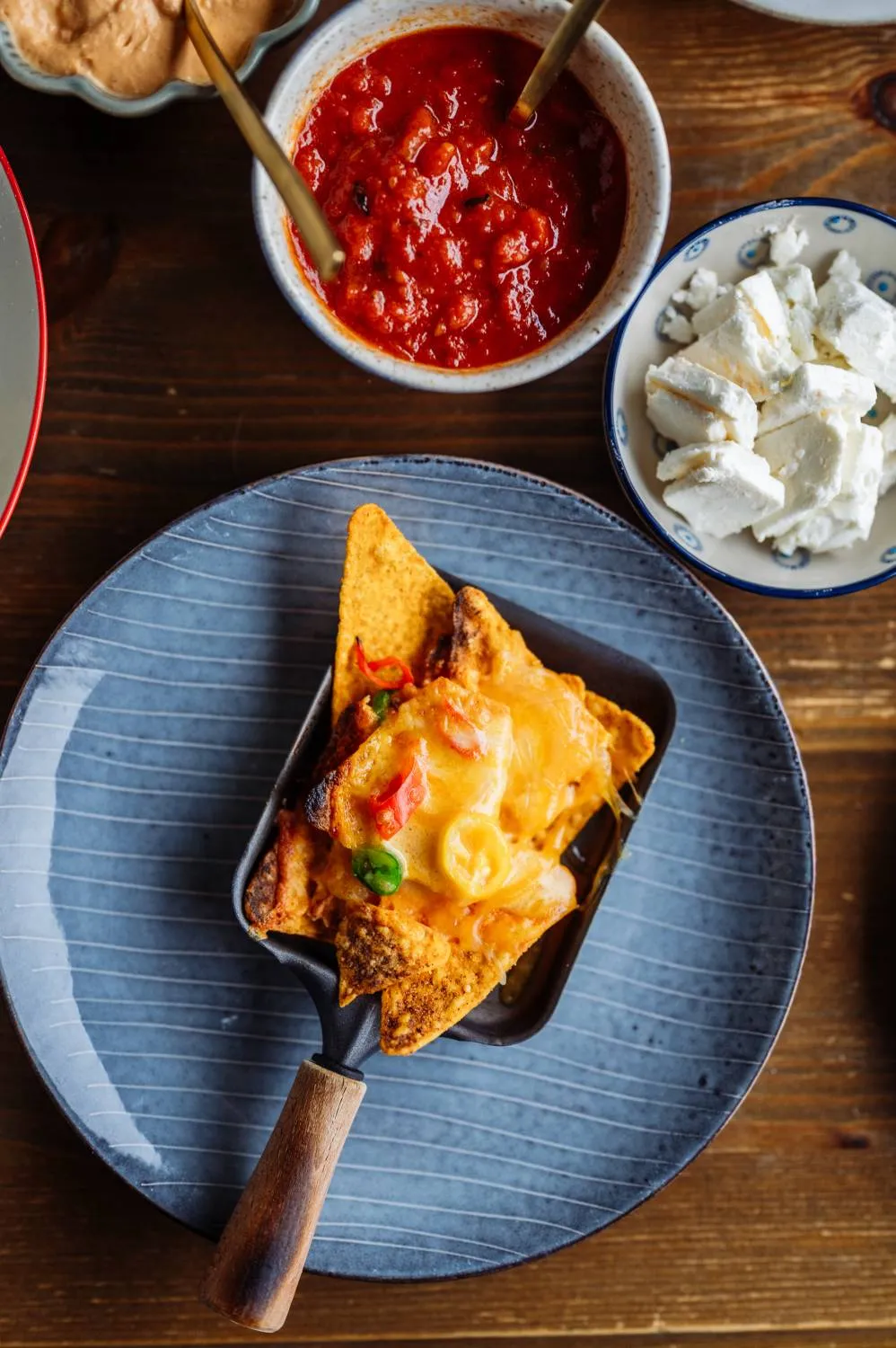 Ein Raclette-Pfännchen gefüllt mit vorgegarten Gnocchi und einer cremigen Sauce