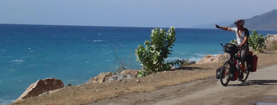 Ein Radfahrer fährt entlang der Küste Kubas.