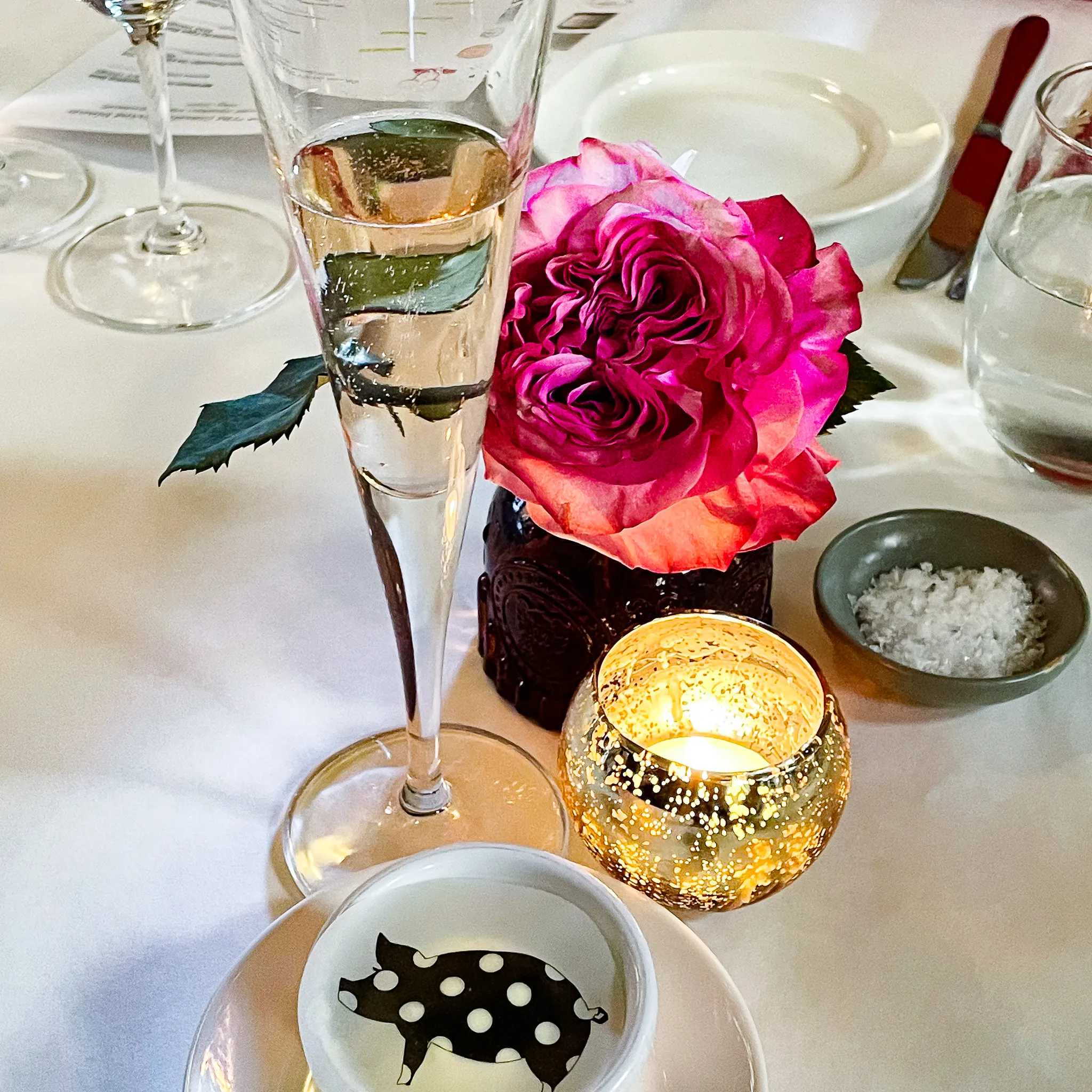 Ein raffiniertes Dessert, das die Speisekarte des Cochon Restaurants abrundet und Gäste mit süßen Verführungen begeistert.