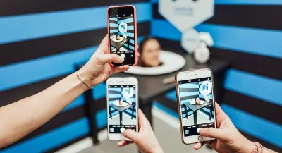 Ein Raum im Museum der Illusionen mit mehreren interaktiven Exponaten, die optische Täuschungen erzeugen