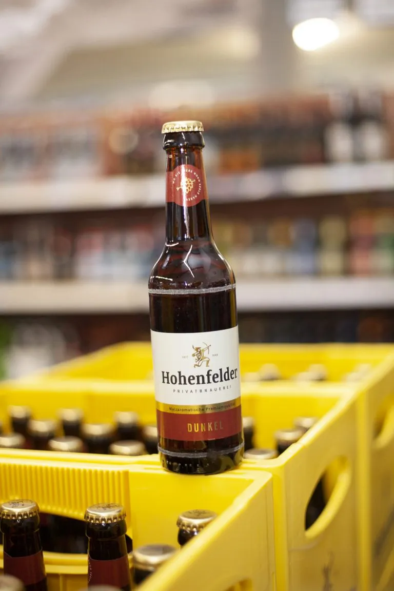 Ein Regal voller verschiedener Wein- und Sektflaschen