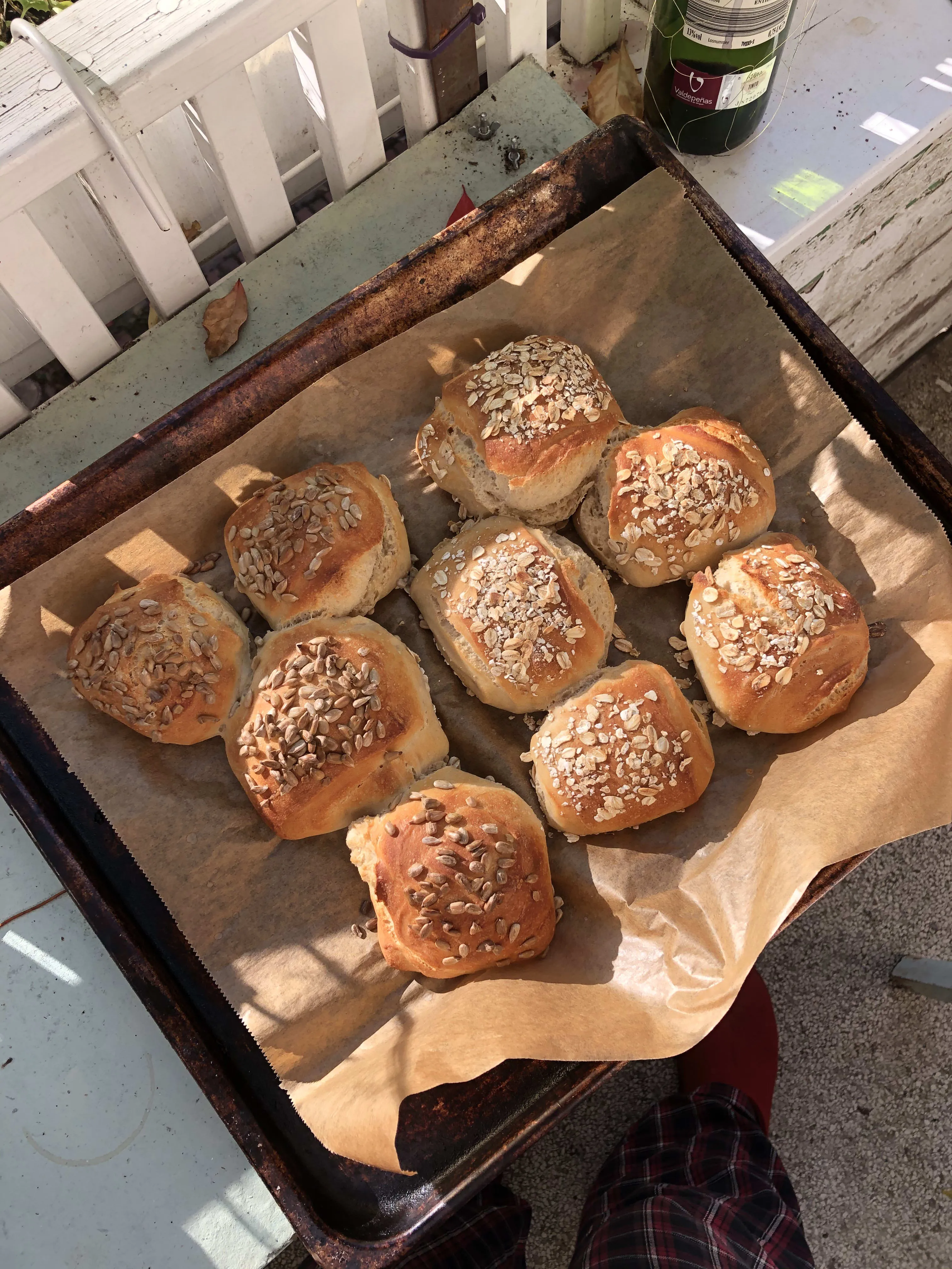 Ein reich gedeckter Frühstückstisch mit Sonntagsbrötchen und einer Auswahl an Wurst, Käse und süßen Aufstrichen für ein typisch deutsches Frühstück
