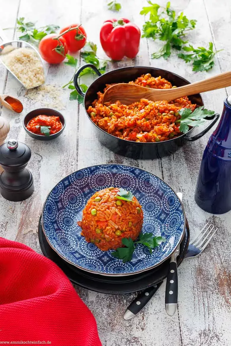 Ein reichhaltiger Djuvec Reis, der perfekte Balkan-Gemüsereis, appetitlich angerichtet für ein gesundes Hauptgericht oder eine vielseitige Beilage.