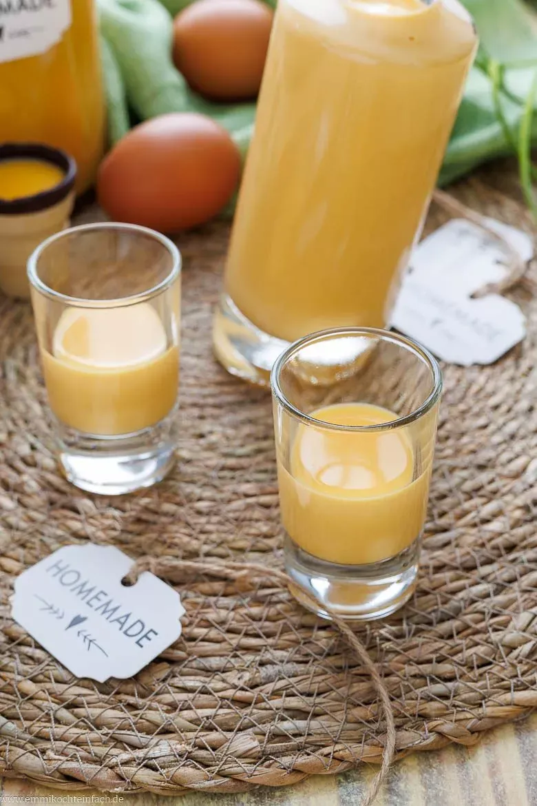 Ein reichhaltiger Eierlikör, liebevoll in eine Tasse gegossen, verziert mit Schokoraspeln und Sahne – ein Genuss wie von Oma.