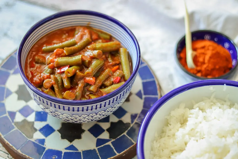 Ein reichhaltiger, orientalisch gewürzter Fisolen-Eintopf mit Basmatireis, perfekt für kalte Tage. Entdecken Sie dieses einzigartige Fisolen Rezept.