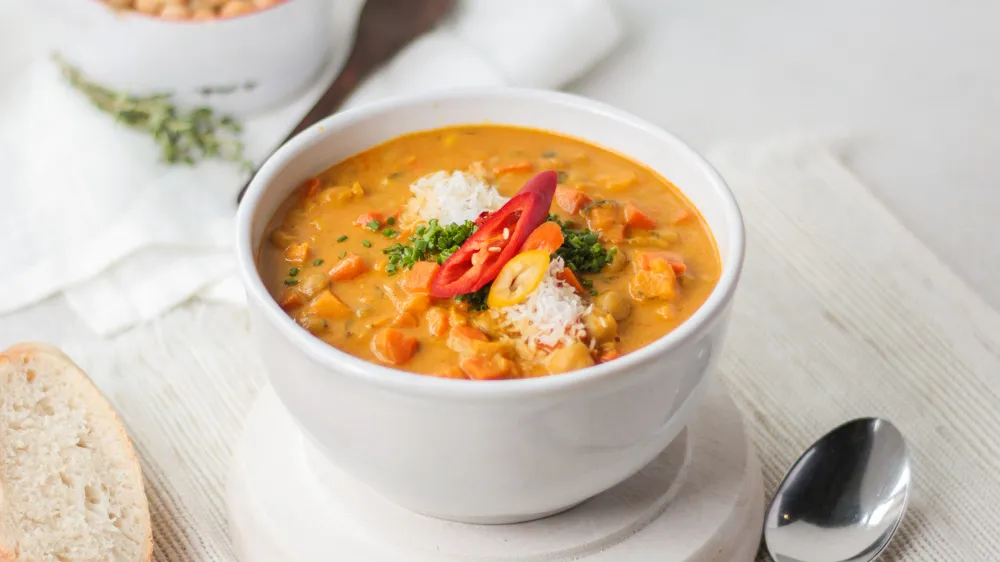 Ein reichhaltiges Gemüsecurry in einer Schale, bereit zum Servieren.