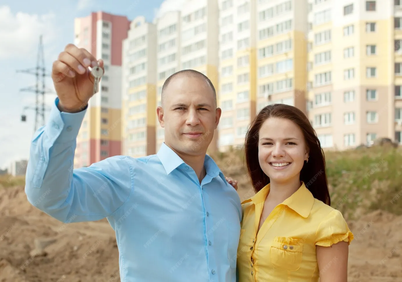 Ein Reiter und sein Pferd im Galopp auf einem Feld