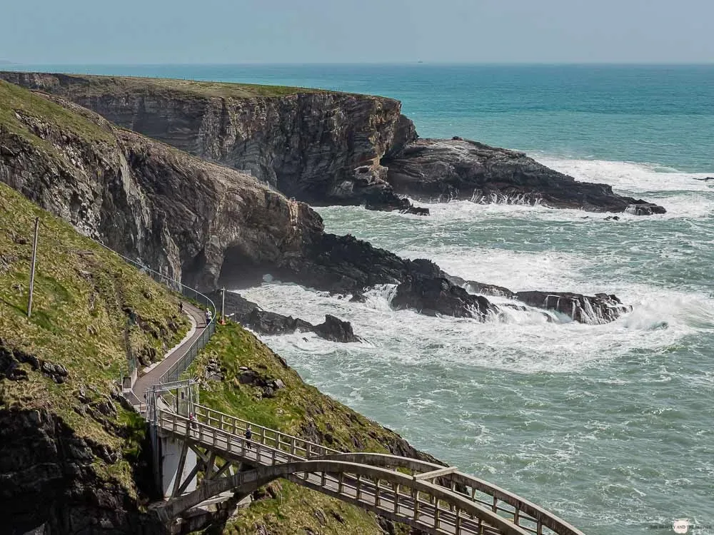 Ein Roadtrip entlang des Mizen Head in Irland, wo dramatische Klippen auf den Atlantik treffen.