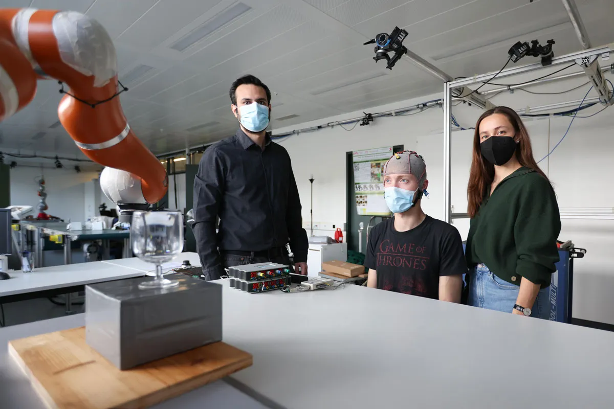 Ein Roboterarm wird mittels Gehirnsignalen gesteuert