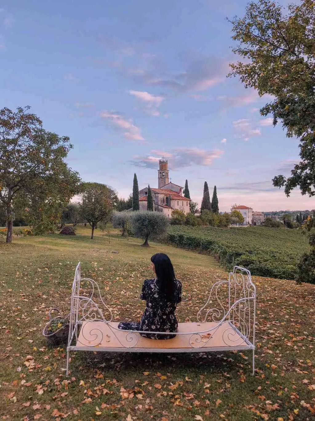 Ein romantischer Garten mit Whirlpool lädt im Alice Relais nelle Vigne an der Proseccostraße in Italien zum Verweilen ein. Die liebevolle Dekoration und die ruhige Atmosphäre machen den Aufenthalt zu einem unvergesslichen Erlebnis.