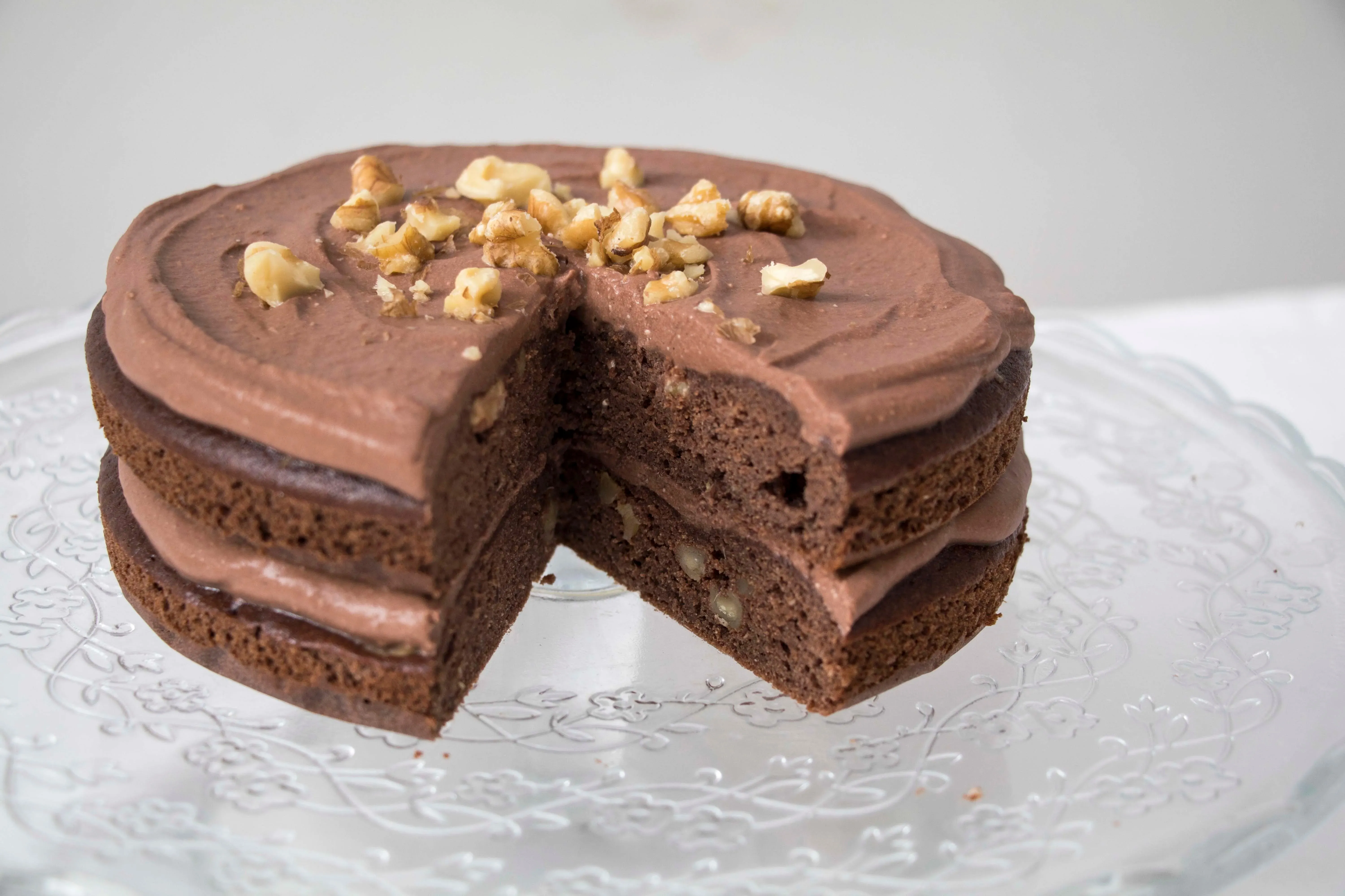 Ein saftiger gesunder Schokokuchen ohne Zucker, reich an Kakao und natürlichen Süßungsmitteln, perfekt für bewussten Genuss.