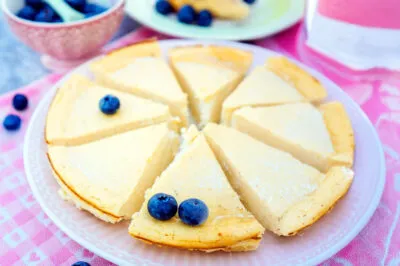 Ein saftiger Low Carb Käsekuchen, perfekt portioniert auf einem weißen Teller, bereit zum Genuss.