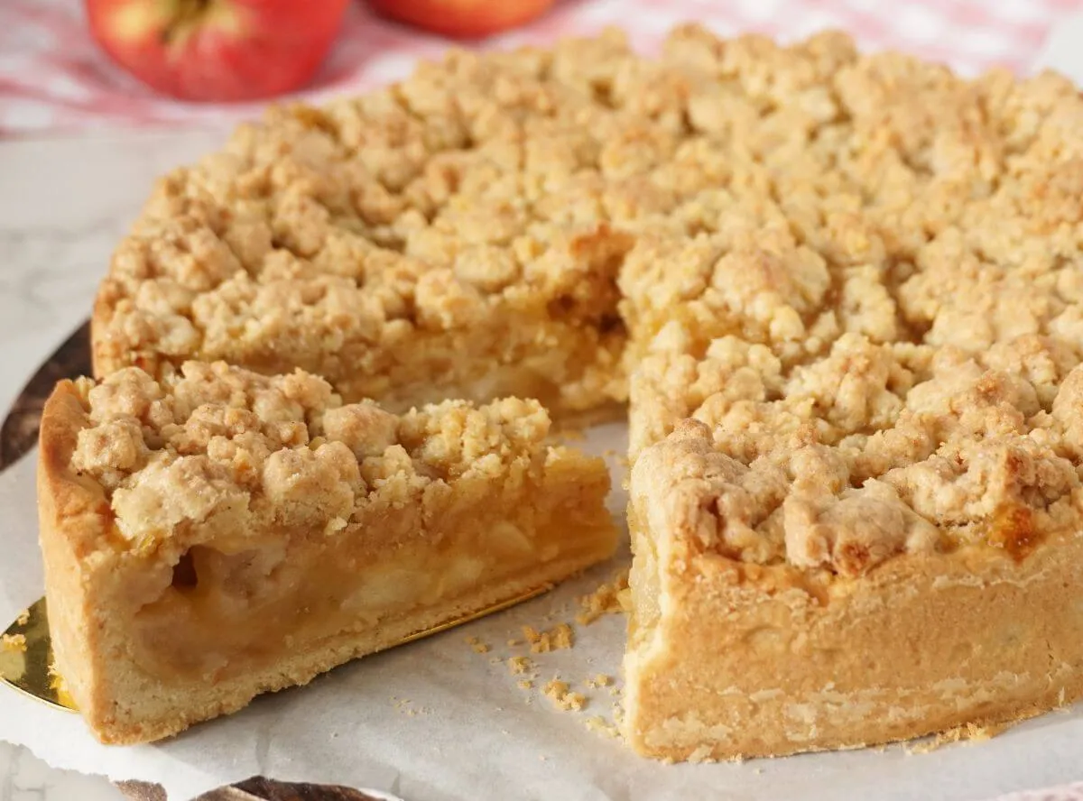 Ein saftiger, veganer Apfelkuchen mit Zimtstreuseln.