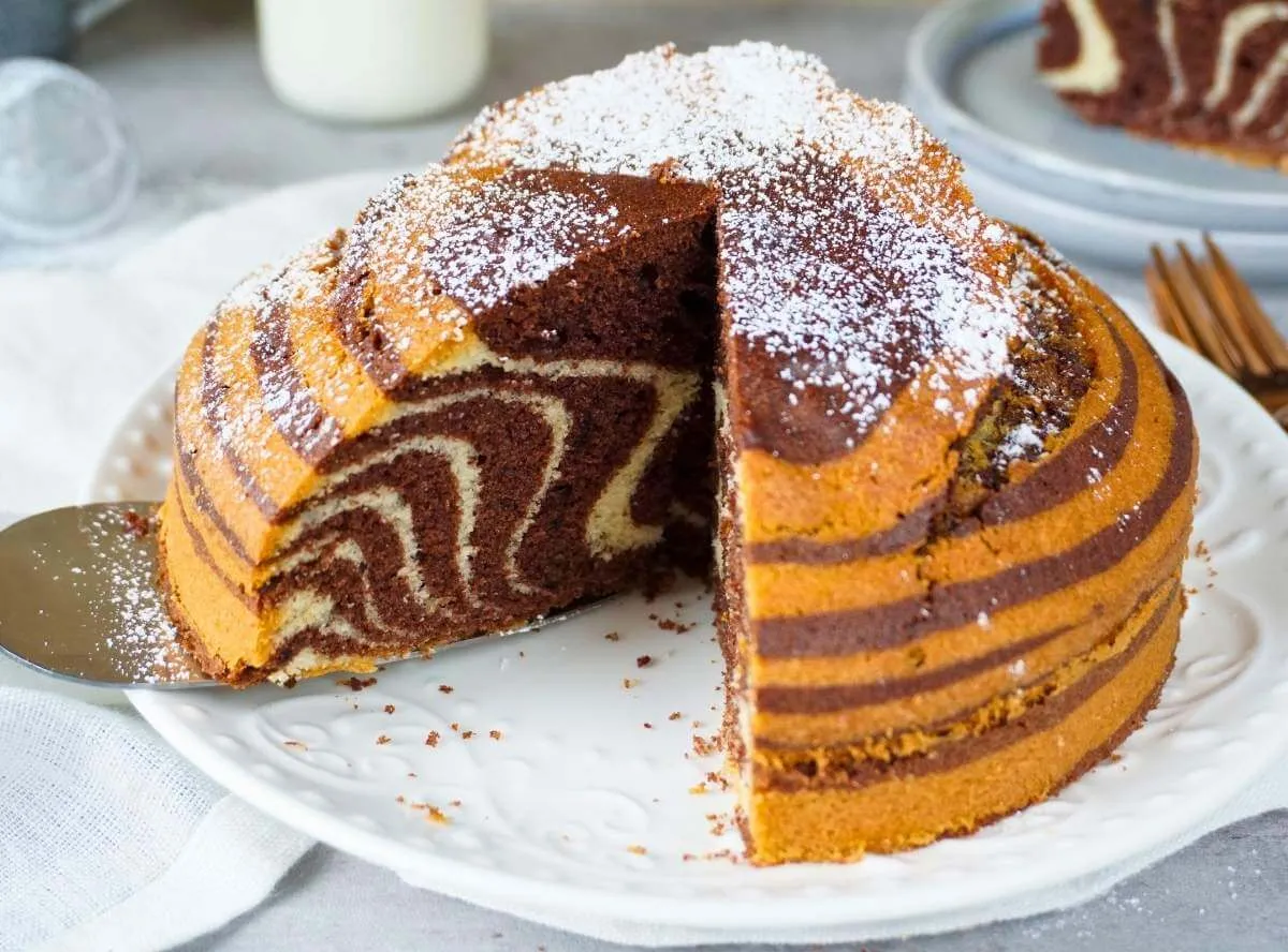 Ein saftiger Zebrakuchen, frisch gebacken in einer speziellen Backform für die Heißluftfritteuse