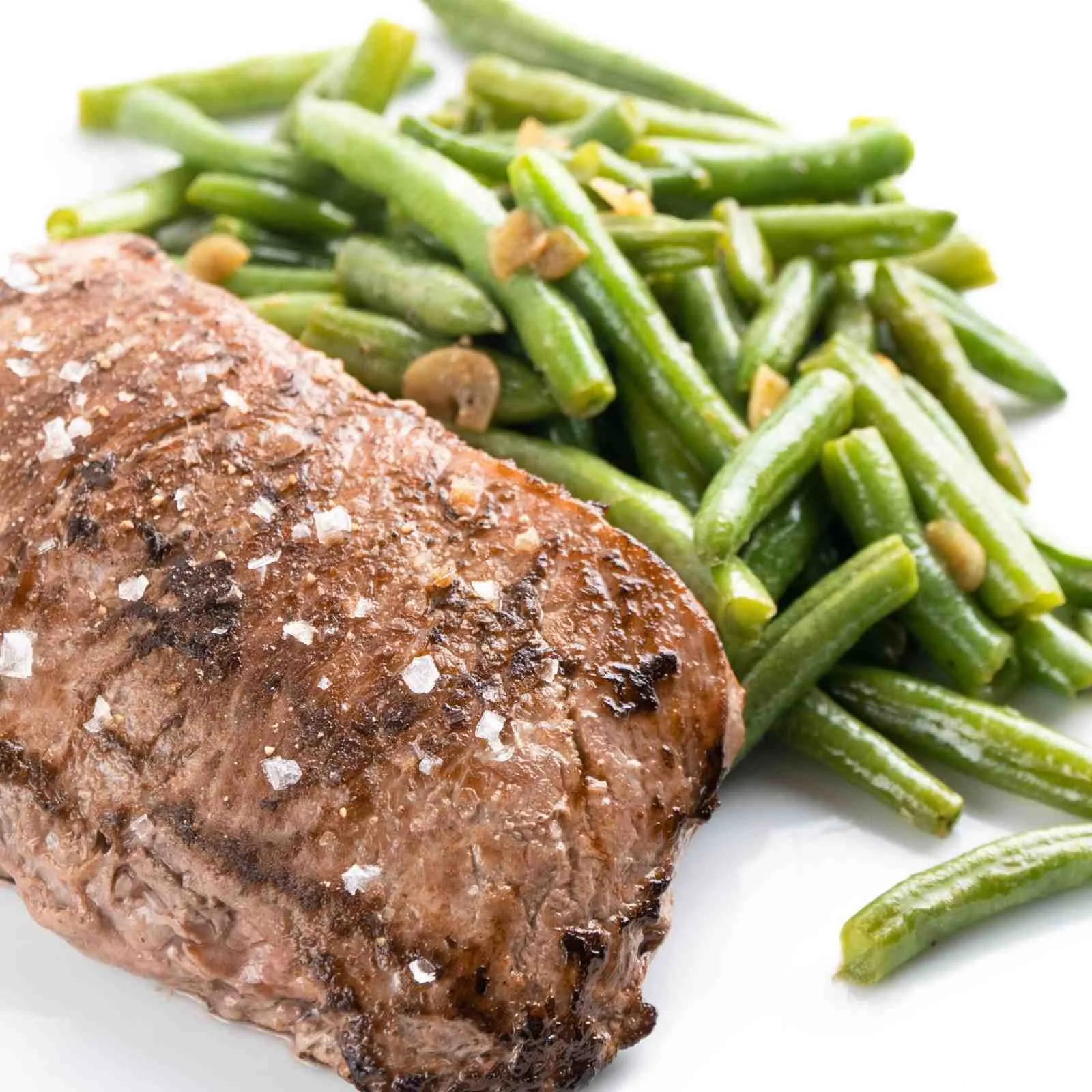 Ein saftiges Steak mit knackigen grünen Bohnen, ein einfaches und proteinreiches Gericht.