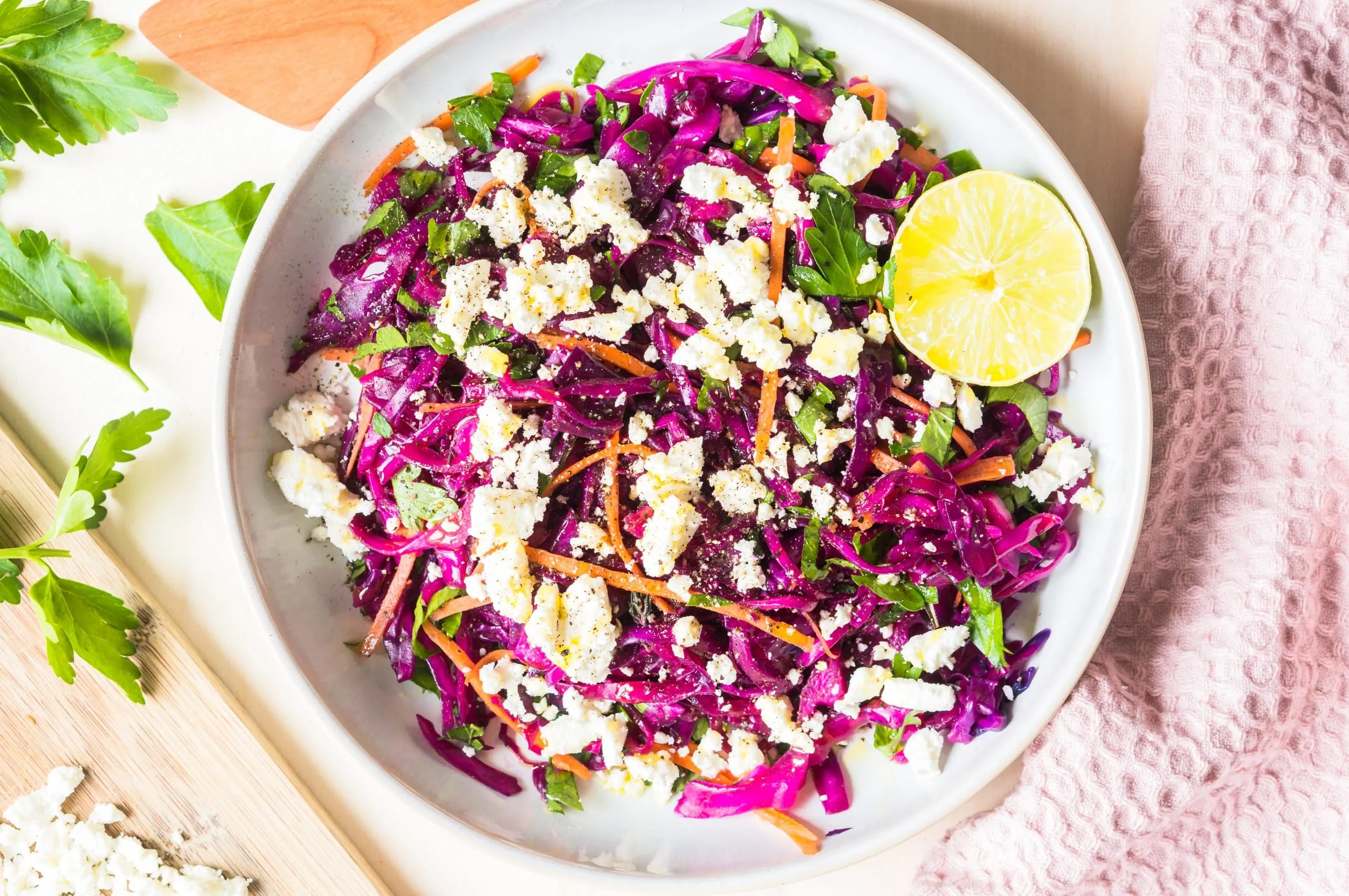 Ein Salat mit rotem Spitzkohl und Feta.