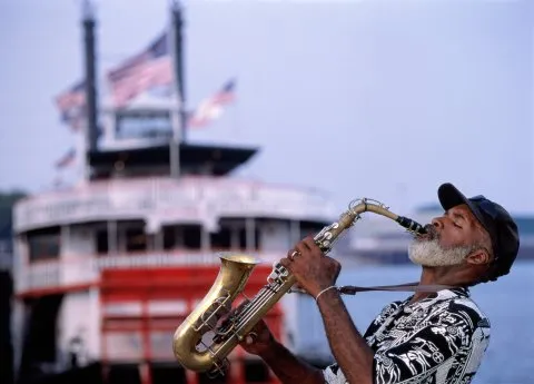Ein Saxophonspieler in New Orleans, Louisiana, fängt die musikalische Seele einer Mississippi-Flusskreuzfahrt ein.