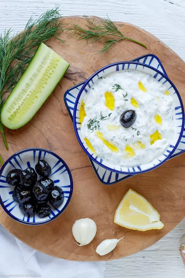 Ein Schälchen Zaziki mit Olivenöl beträufelt und mit einem Dillzweig garniert