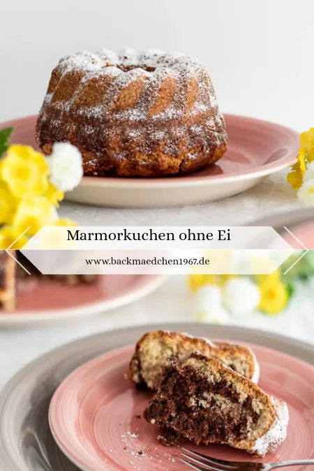 Ein Scheibenanschnitt vom Marmorkuchen ohne Ei, der die saftige Textur und die gelungene Marmorierung hervorhebt.