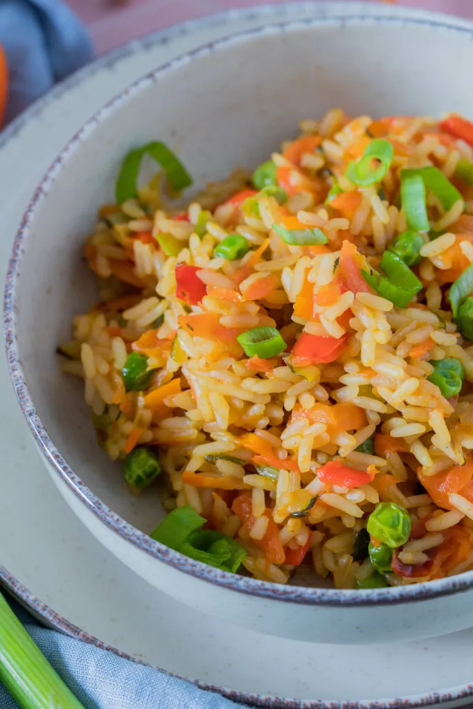Ein schmackhafter One-Pot Gemüsereis, liebevoll zubereitet und angerichtet