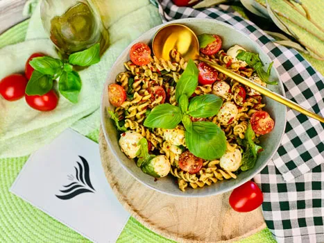 Ein schneller mediterraner Nudelsalat mit Tomaten, Oliven und Feta