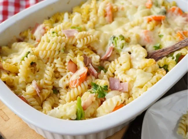 Ein schneller Nudelauflauf in einer Auflaufform, bereit zum Servieren, mit frischen Kräutern garniert