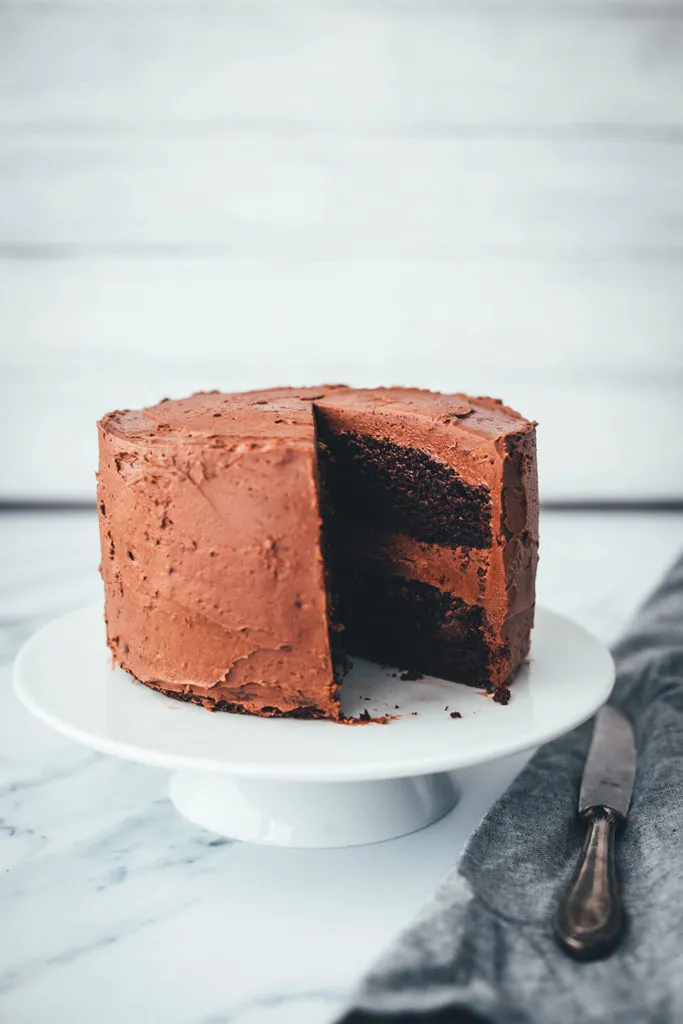 Ein Schokokuchen zum 10. Blog-Geburtstag! Der beste Schokokuchen als leckere Geburtstagstorte. Super einfacher Rührteig, für den man nur eine Schüssel und einen Schneebesen braucht, und ein fantastisches Schokoladen-Frosting ergeben den perfekten Geburtstagskuchen. Der Kuchen ist blitzschnell angerührt und gebacken, das Frosting ist absolut gelingsicher und der Kuchen macht richtig was her. Hier gibt es das ganze Rezept und außerdem die Geschichte meines Foodblogs.