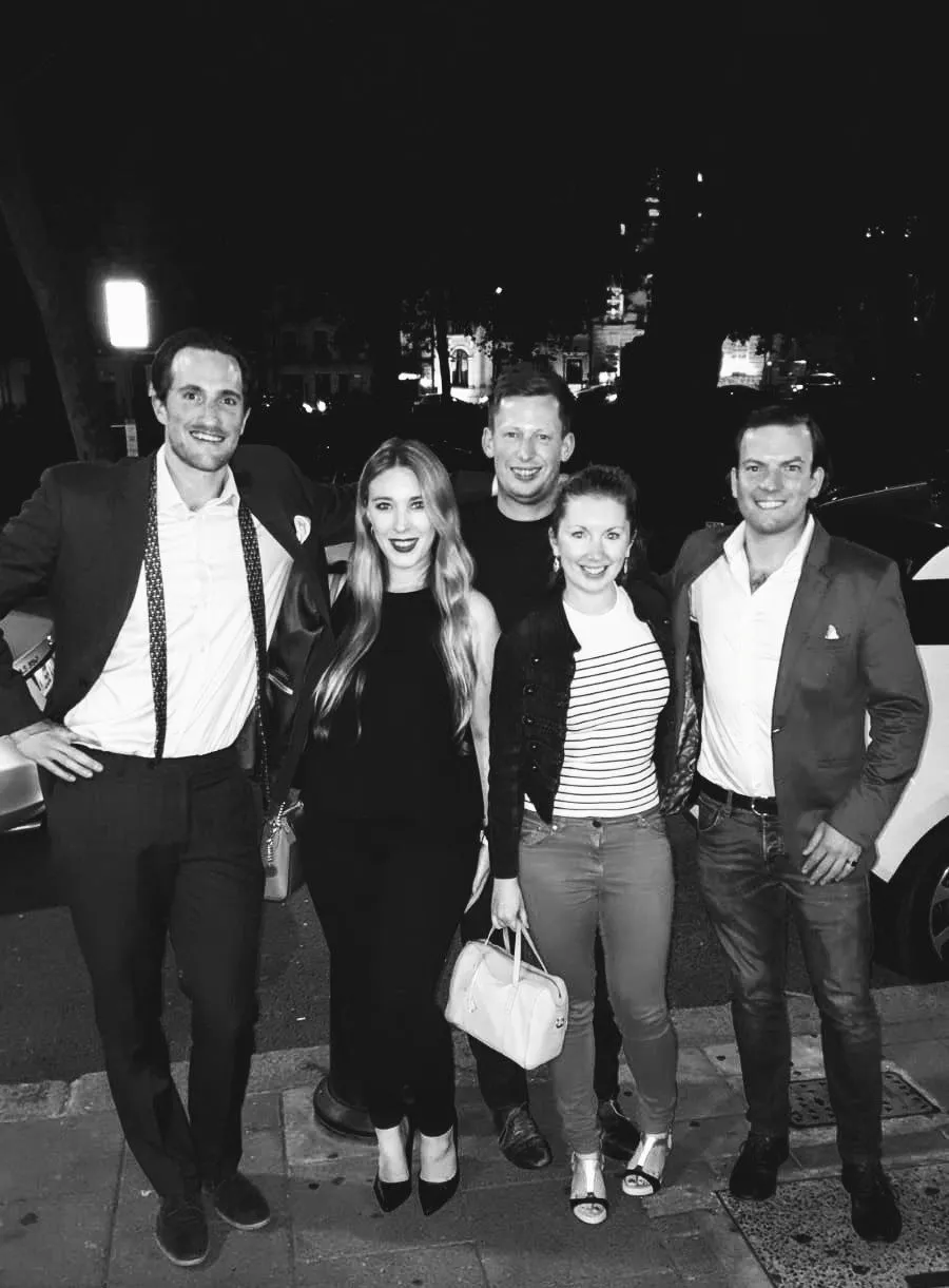 Ein Schokoladenfondant mit Kugel Eis auf einem Teller im Amazonico London