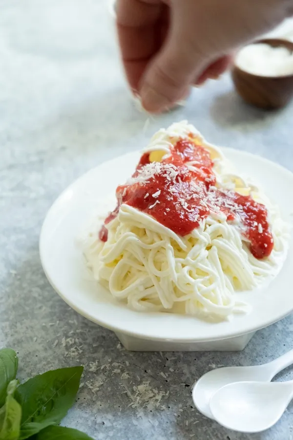 Ein schön angerichteter Teller Spaghettieis, bereit zum Genießen
