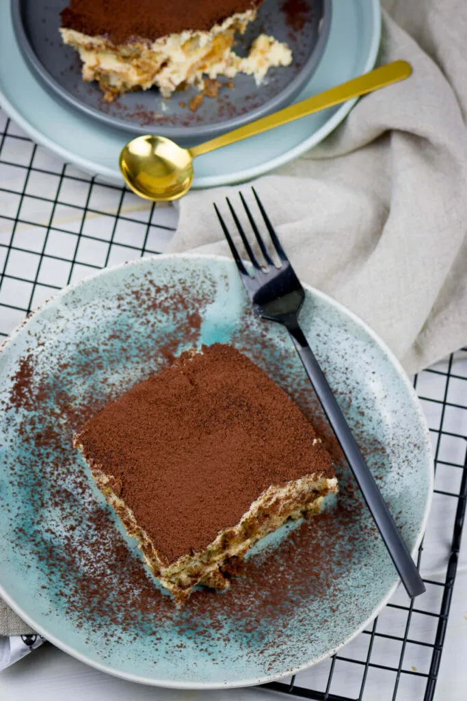 Ein schön präsentierter Teller mit einer Portion Tiramisu ohne Alkohol, bereit zum Genießen, das nach dem Ziehen über Nacht sein volles Bittermandelaroma entfaltet.