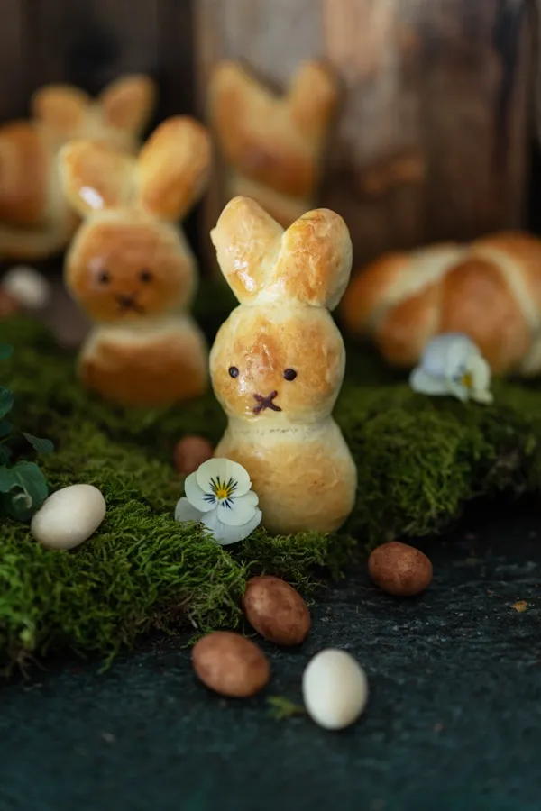 Ein Schritt-für-Schritt-Bild der Zubereitung von Hefeteig-Hasen-Brioche-Hasen, das die Textur und den Prozess verdeutlicht.