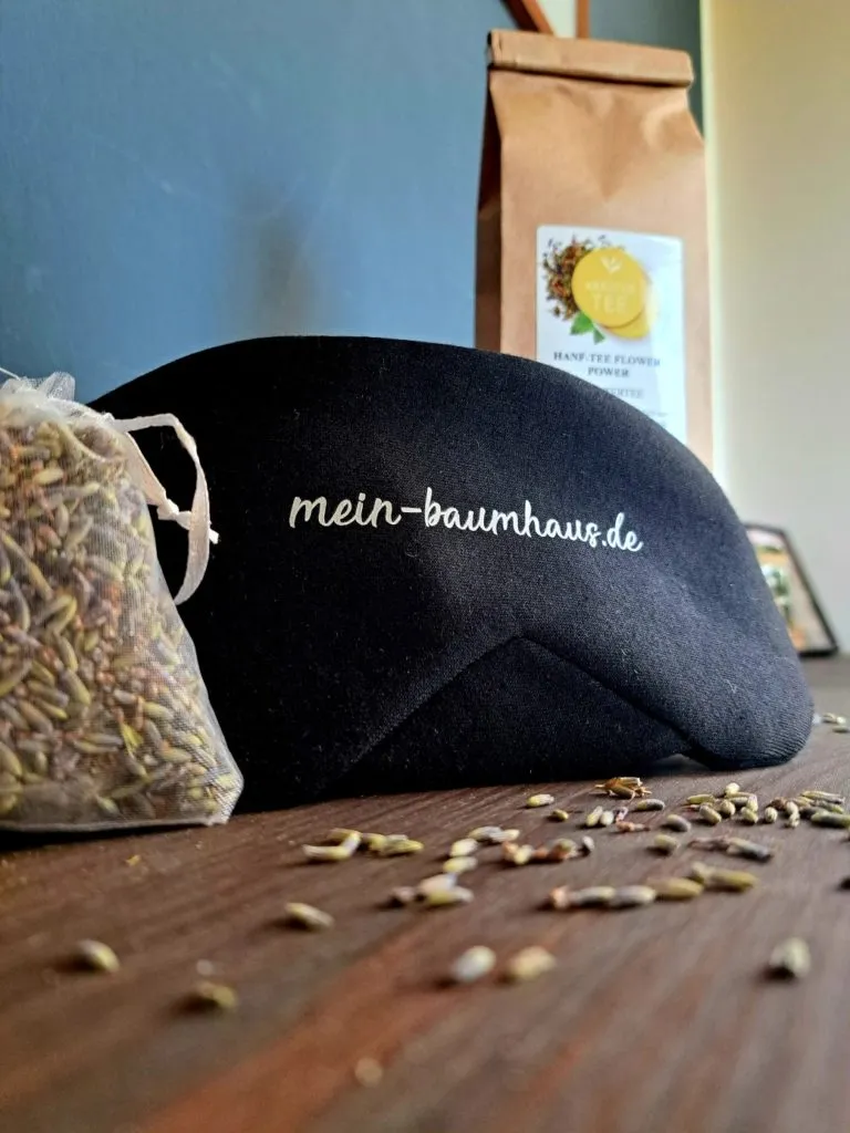 Ein Set mit Schlafmaske, Tee und Duftsäckchen für entspannten Schlaf