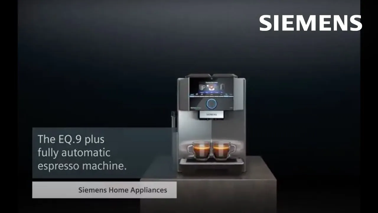 Ein Siemens EQ.9 Plus Kaffeevollautomat in einer modernen Küche, der die Eleganz und Funktionalität des Modells Siemens EQ.9 Plus Connect s500 repräsentiert.