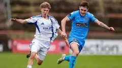 Ein Spieler des FC Schalke 04, Luca Vozar, im Zweikampf mit Dawson Devoy von Bohemians während des Freundschaftsspiels in Dublin.