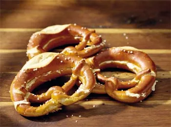 Ein Stapel aktueller Wochenangebote der EDEKA Bäckerei, hervorgehoben durch Preisschilder für Backwaren-Schnäppchen.