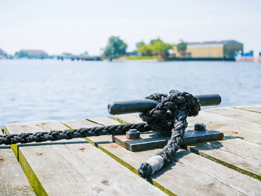 Ein stilvoll eingerichtetes Hotelzimmer mit Meerblick, das zum Verweilen und Entspannen während eines Kurzurlaubs an der Nordsee einlädt