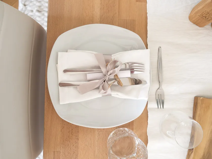 Ein stilvoll gedeckter Esstisch für ein gelungenes Abendessen