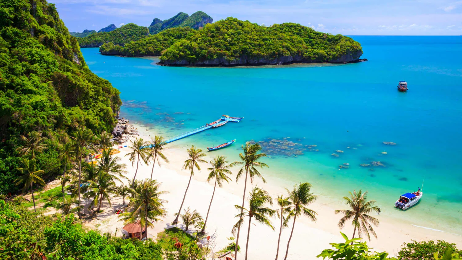Ein Strand auf Koh Samui, Thailand, mit Palmen und türkisfarbenem Wasser