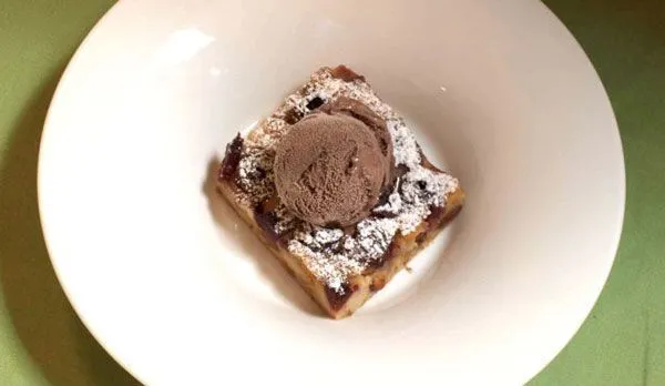 Ein Stück Badischer Kirschenplotzer, ein traditioneller Kirschkuchen aus dem Schwarzwald.