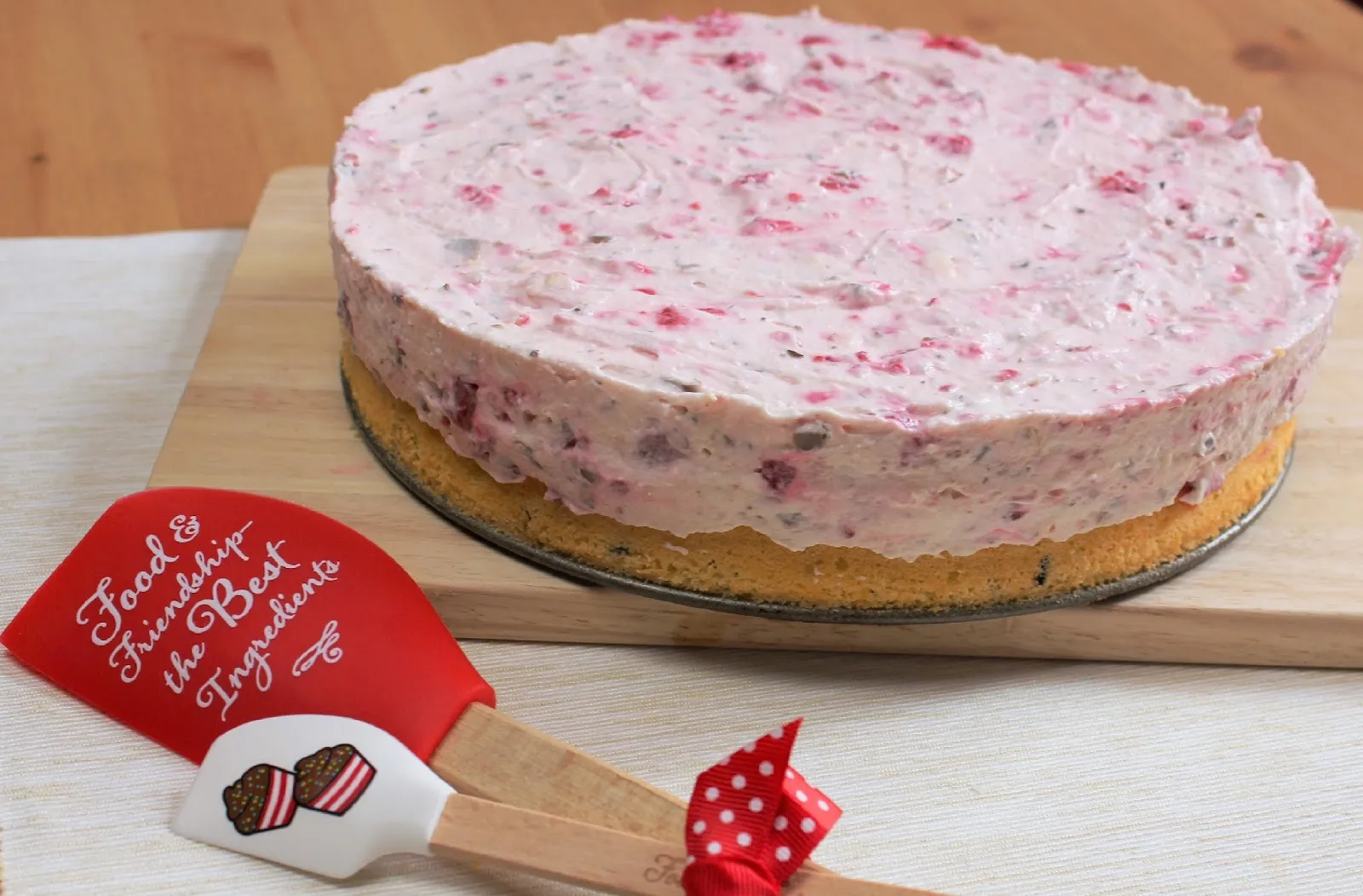 Ein Stück cremige Yogurette Torte auf einem Teller, perfekt zum Servieren