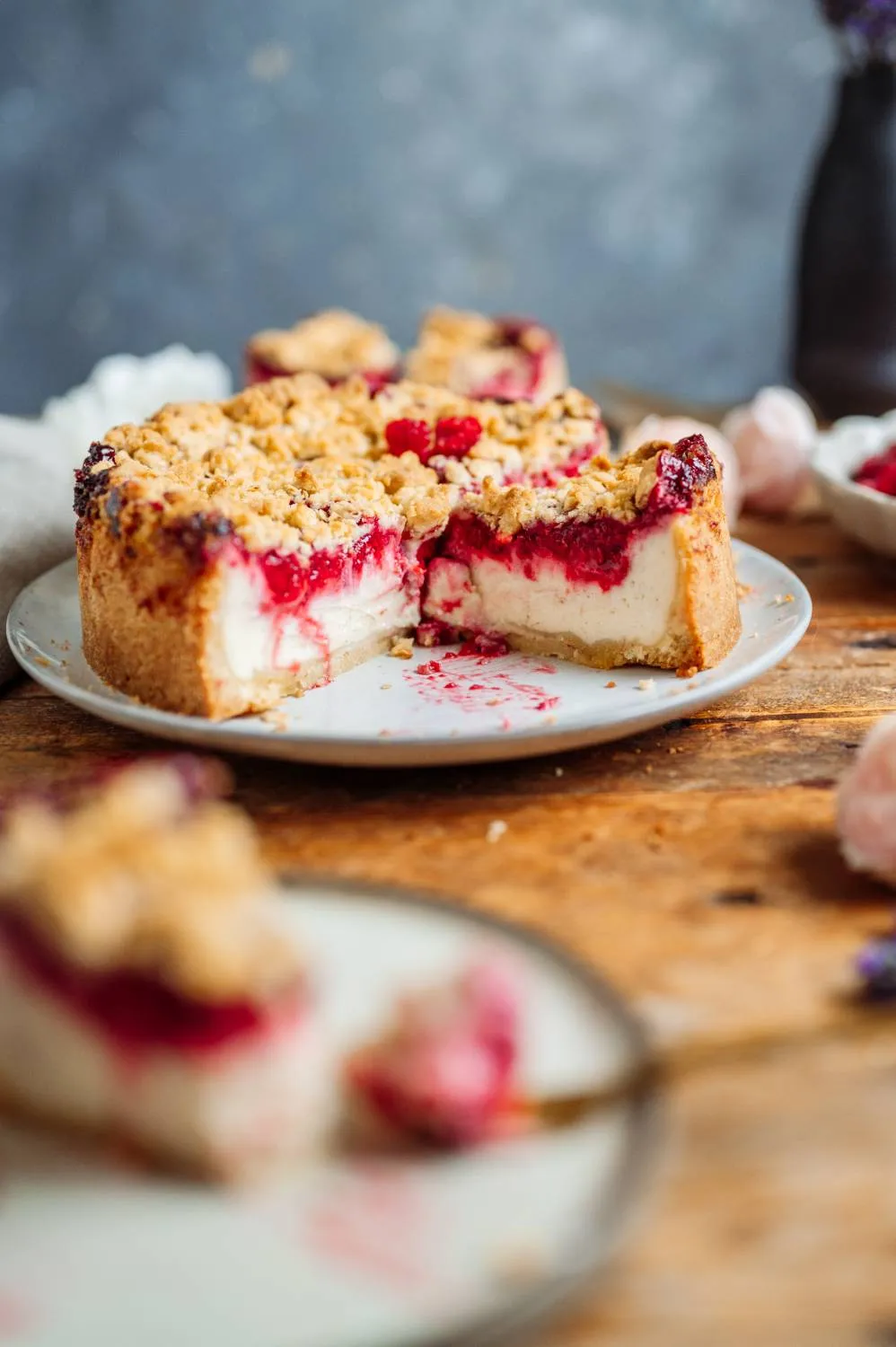 Ein Stück des saftigen Himbeer-Streusel-Käsekuchens mit cremiger Füllung